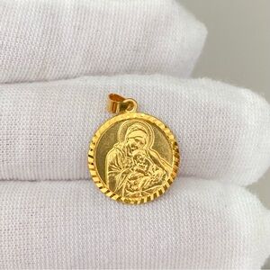 Mother and Child Religious Pendant in 18k Gold